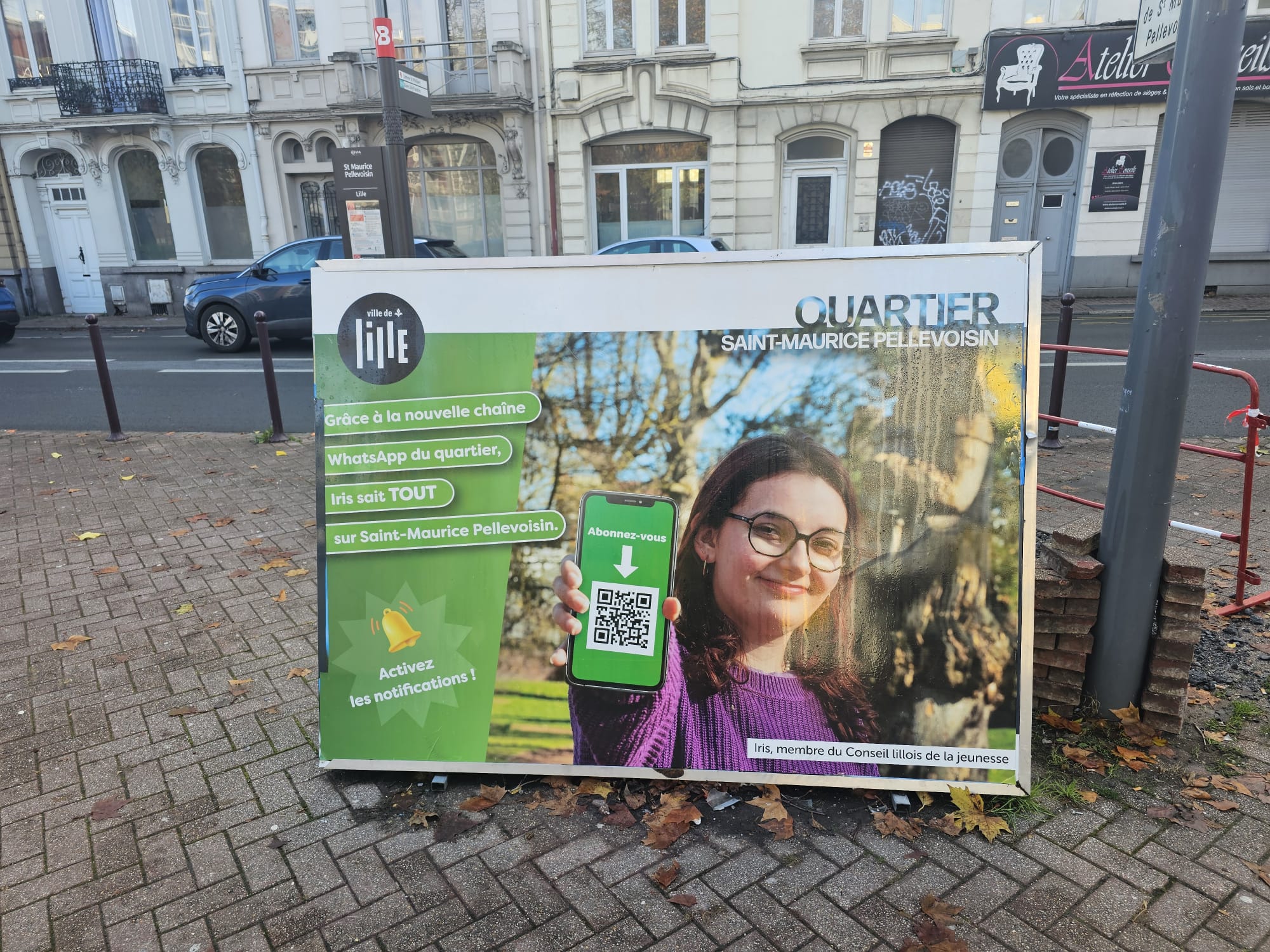 affichage devant une sortie de métro